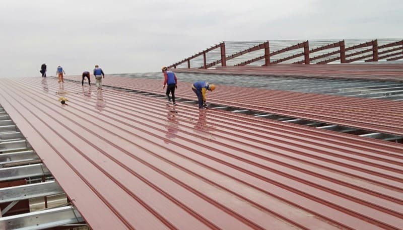 Hướng dẫn thi công mái tôn Cliplock 2 sóng đúng kỹ thuật